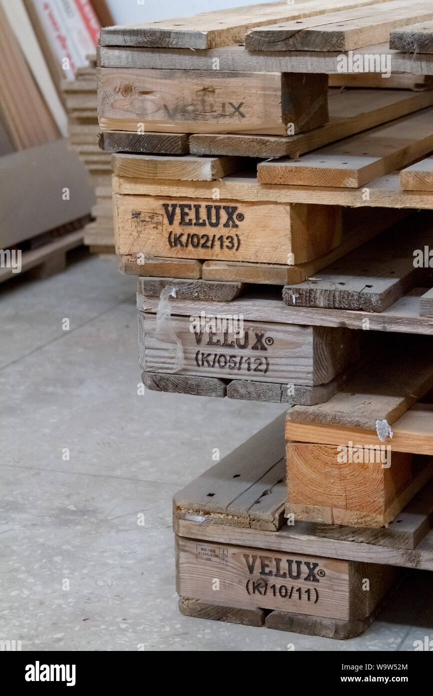 Close up pile de palettes d'expédition avec vélux inscription gisant sur le plancher de ciment, selective focus Banque D'Images