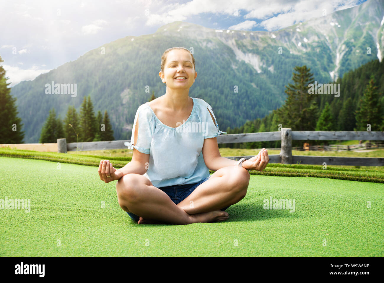 Femme méditation en montagnes pittoresques en Autriche Banque D'Images