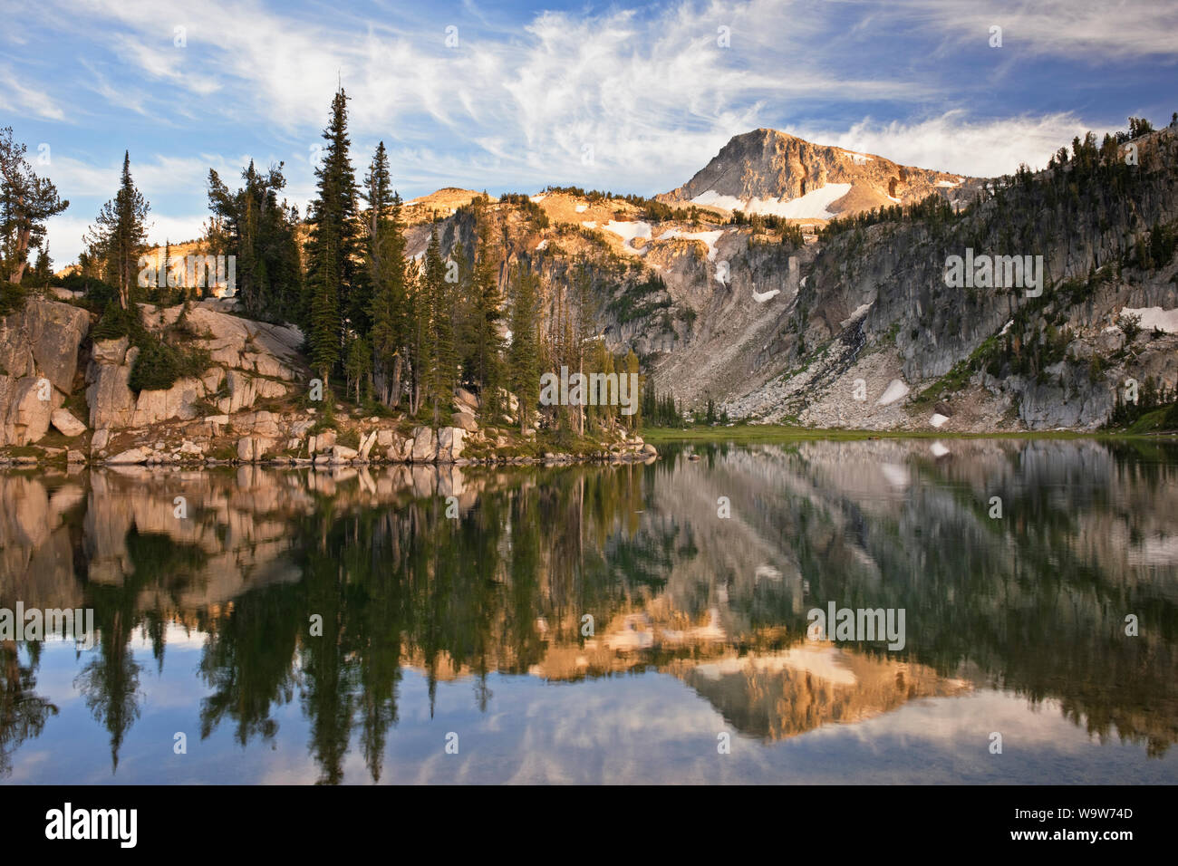 Début de lumière sur SW Oregon's Eagle Cap reflétant dans le lac Miroir dans l'Aigle Cap désert. Banque D'Images