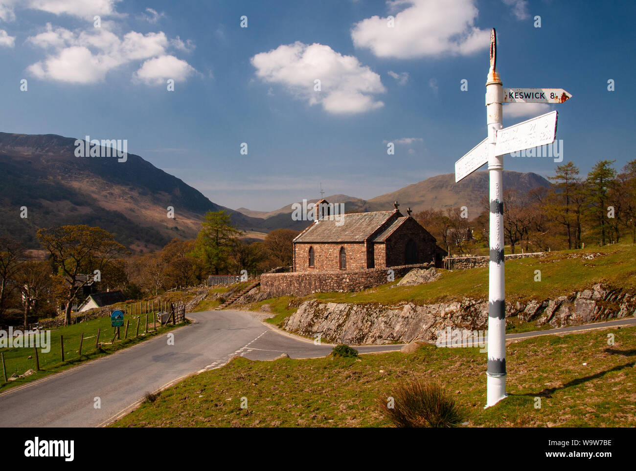 Keswick, England, UK - 20 Avril 2009 : le soleil brille sur un fingerpost traditionnel sur un étroit chemin de campagne à l'église de la lande du Lake District en Angleterre Banque D'Images