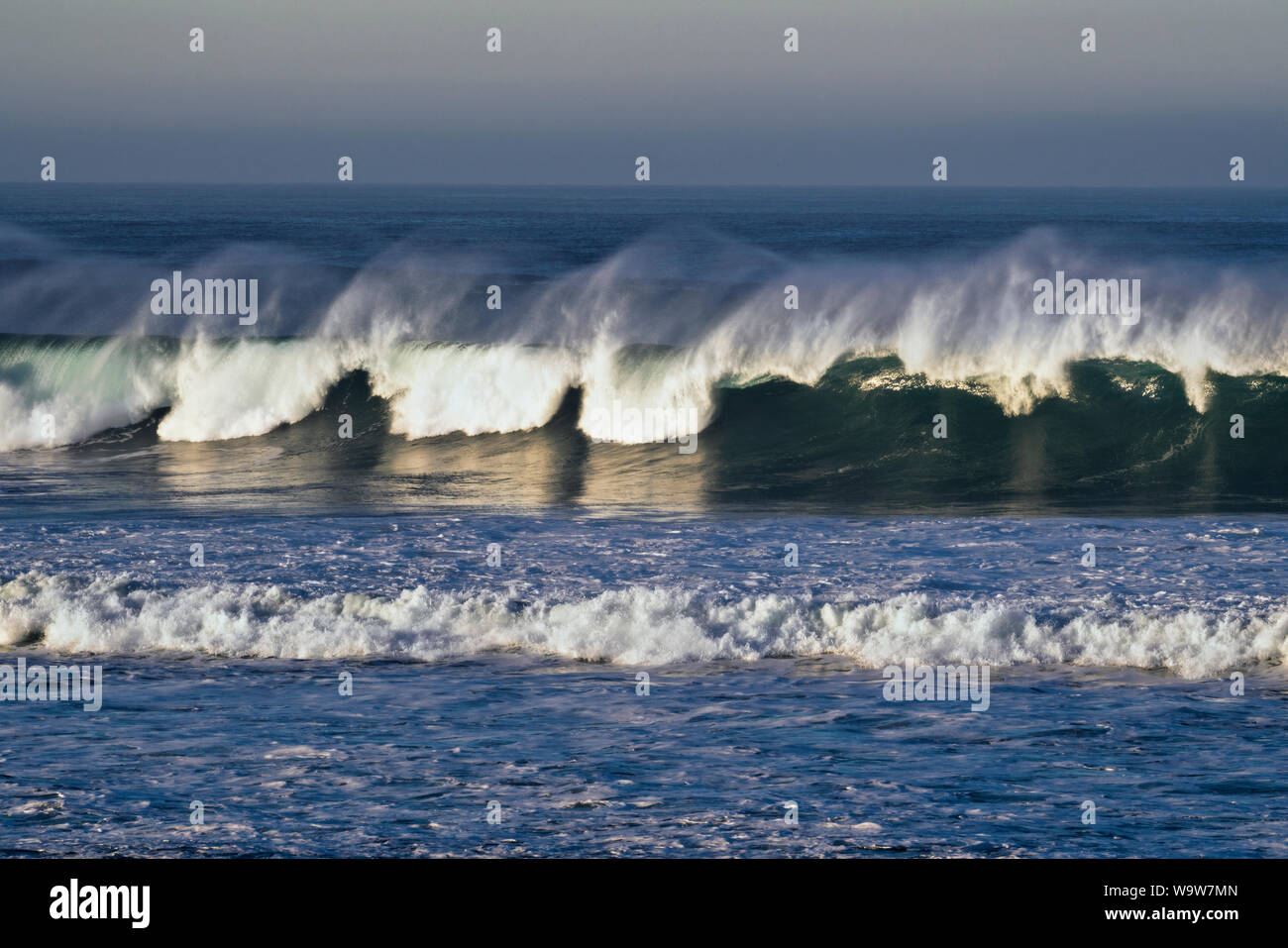De puissantes vagues exposée au vent vers la côte le long de la côte sud de l'Oregon à Bandon Beach. Banque D'Images