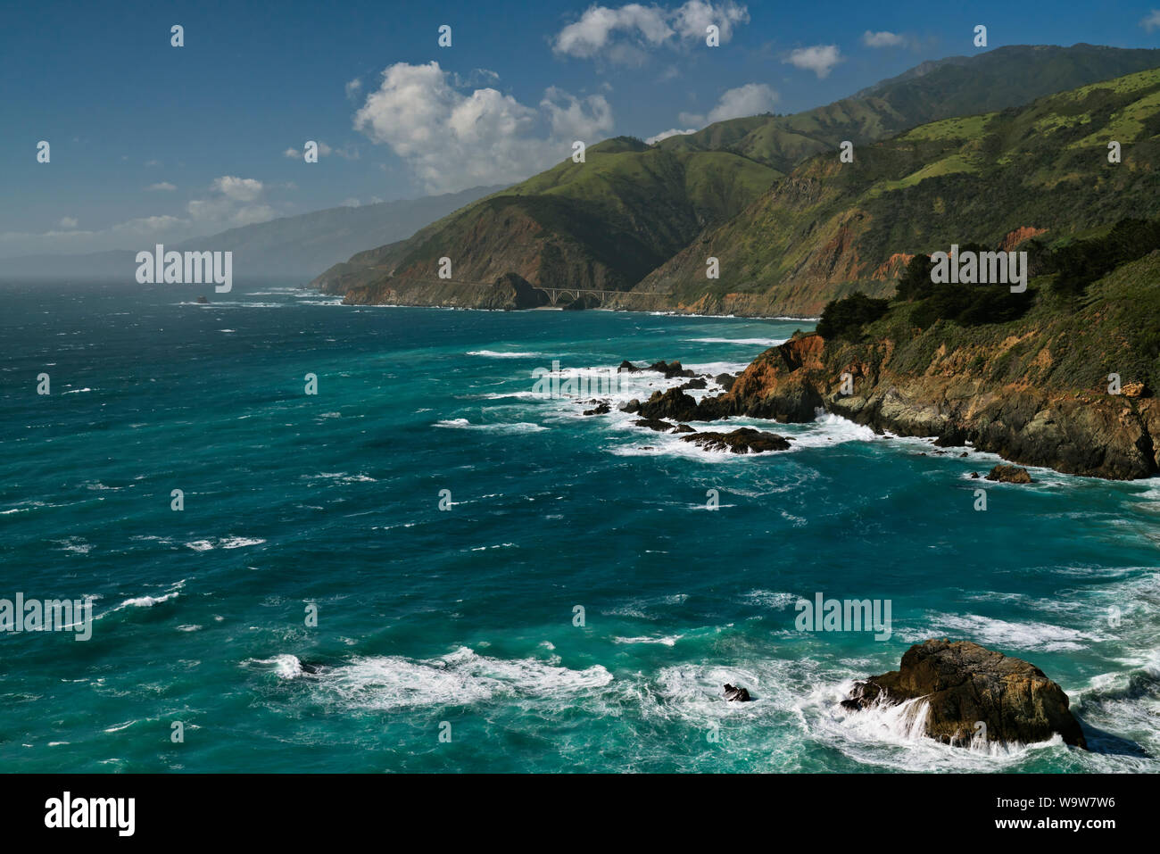 Dernière lumière sur le fracas des vagues contre les piles de la mer et du littoral à Garrapata State Park le long de la côte de Monterey en Californie. Banque D'Images