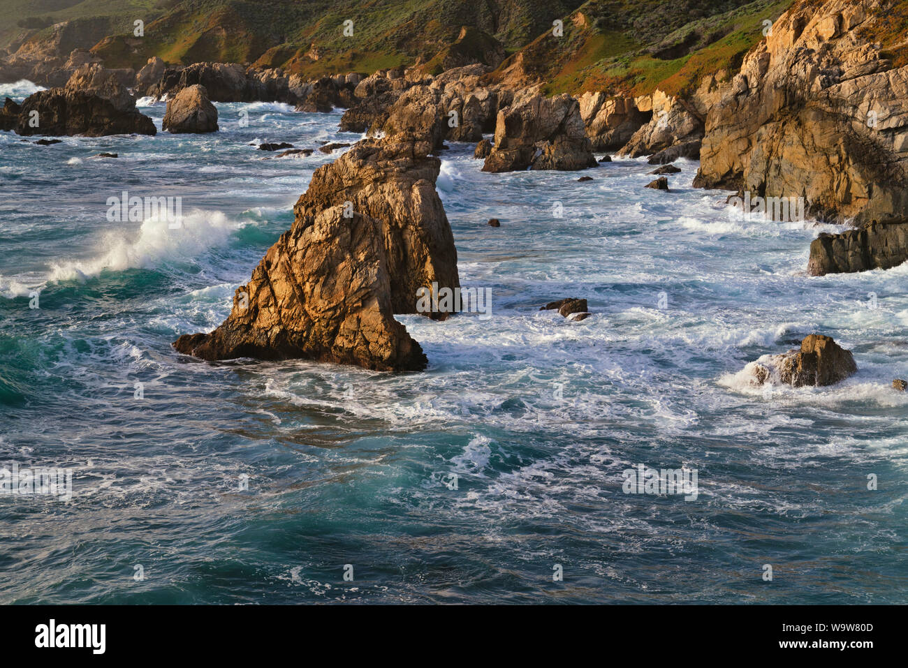 Dernière lumière sur le fracas des vagues contre les piles de la mer et du littoral à Garrapata State Park le long de la côte de Monterey en Californie. Banque D'Images