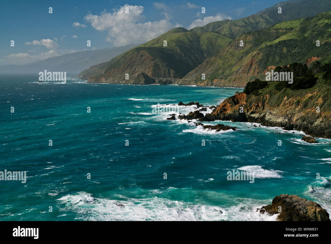 Dernière lumière sur le fracas des vagues contre les piles de la mer et du littoral à Garrapata State Park le long de la côte de Monterey en Californie. Banque D'Images
