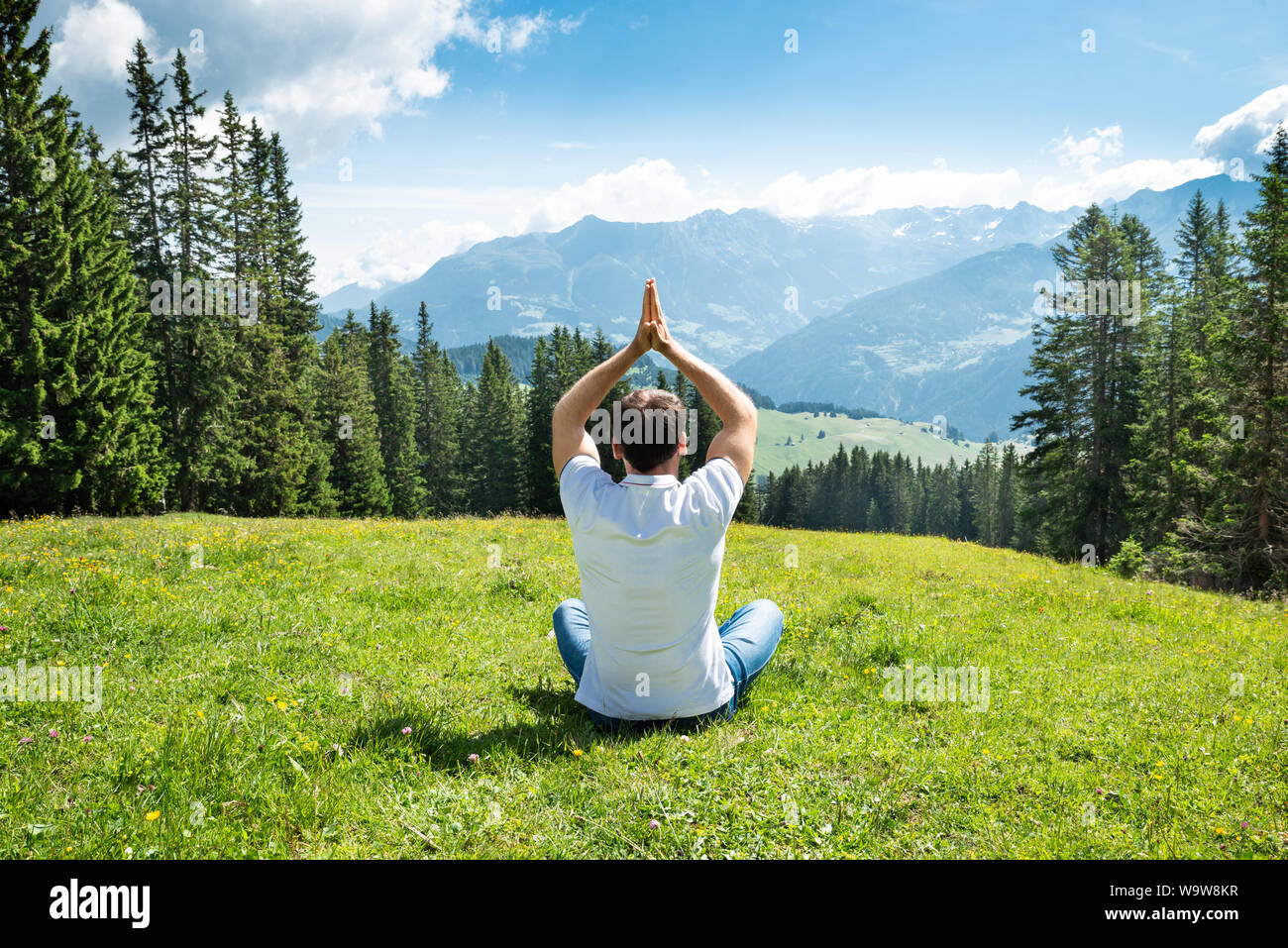 Homme méditant dans la ville pittoresque de montagnes en Autriche Banque D'Images