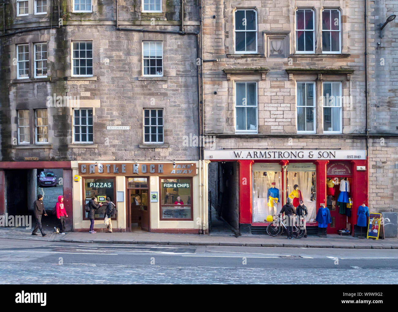 Le Grassmarket, Édimbourg, Écosse, Royaume-Uni - y compris W. Armstrong & Fils, un magasin de vêtements de seconde main. Banque D'Images