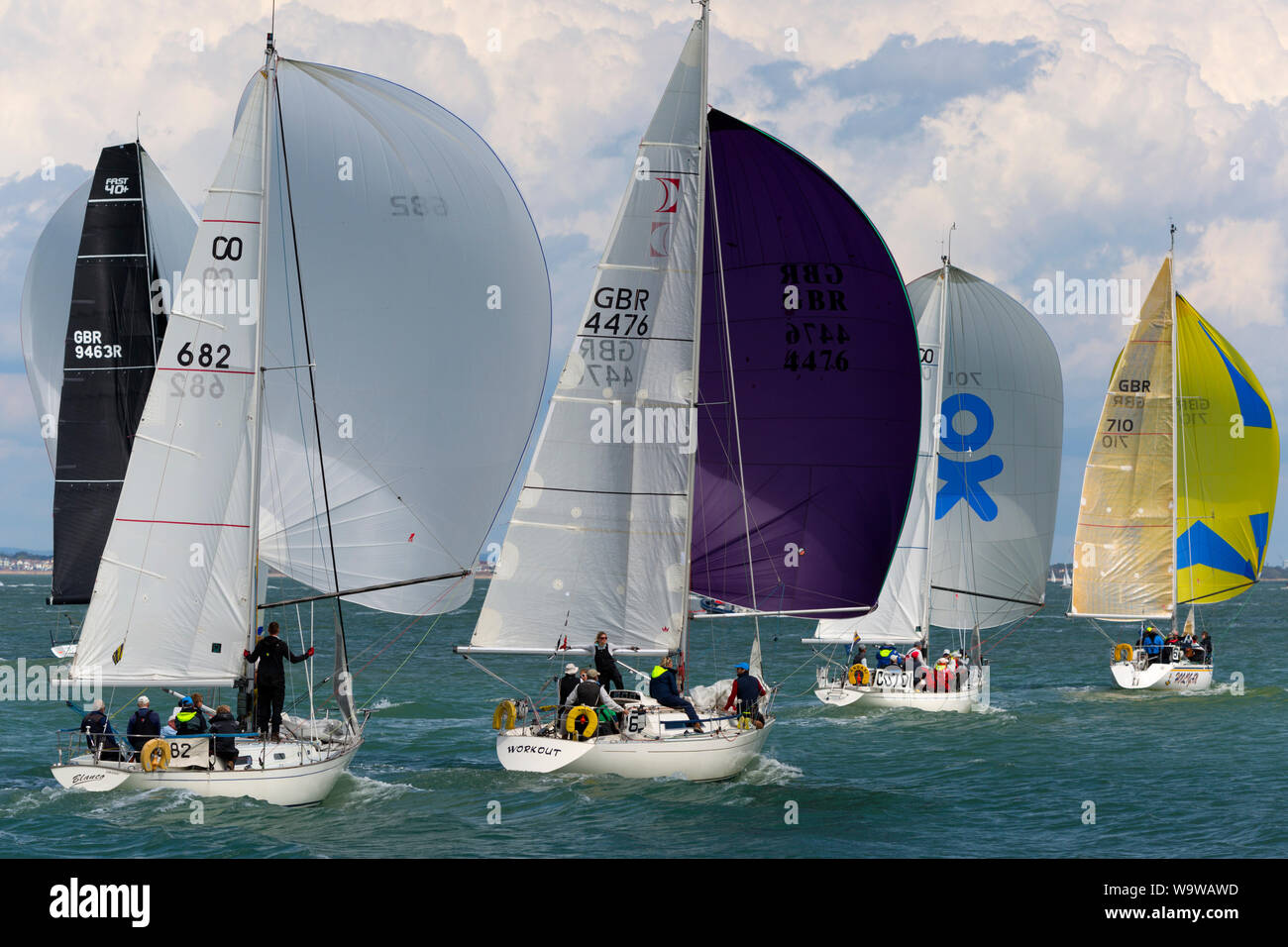 Été,saison,Spinnaker, course, yacht,course,voile,yachts, bateaux,bateau,couleur,semaine des Cowes,Cowes, ile de Wight, Angleterre, Royaume-Uni, Banque D'Images