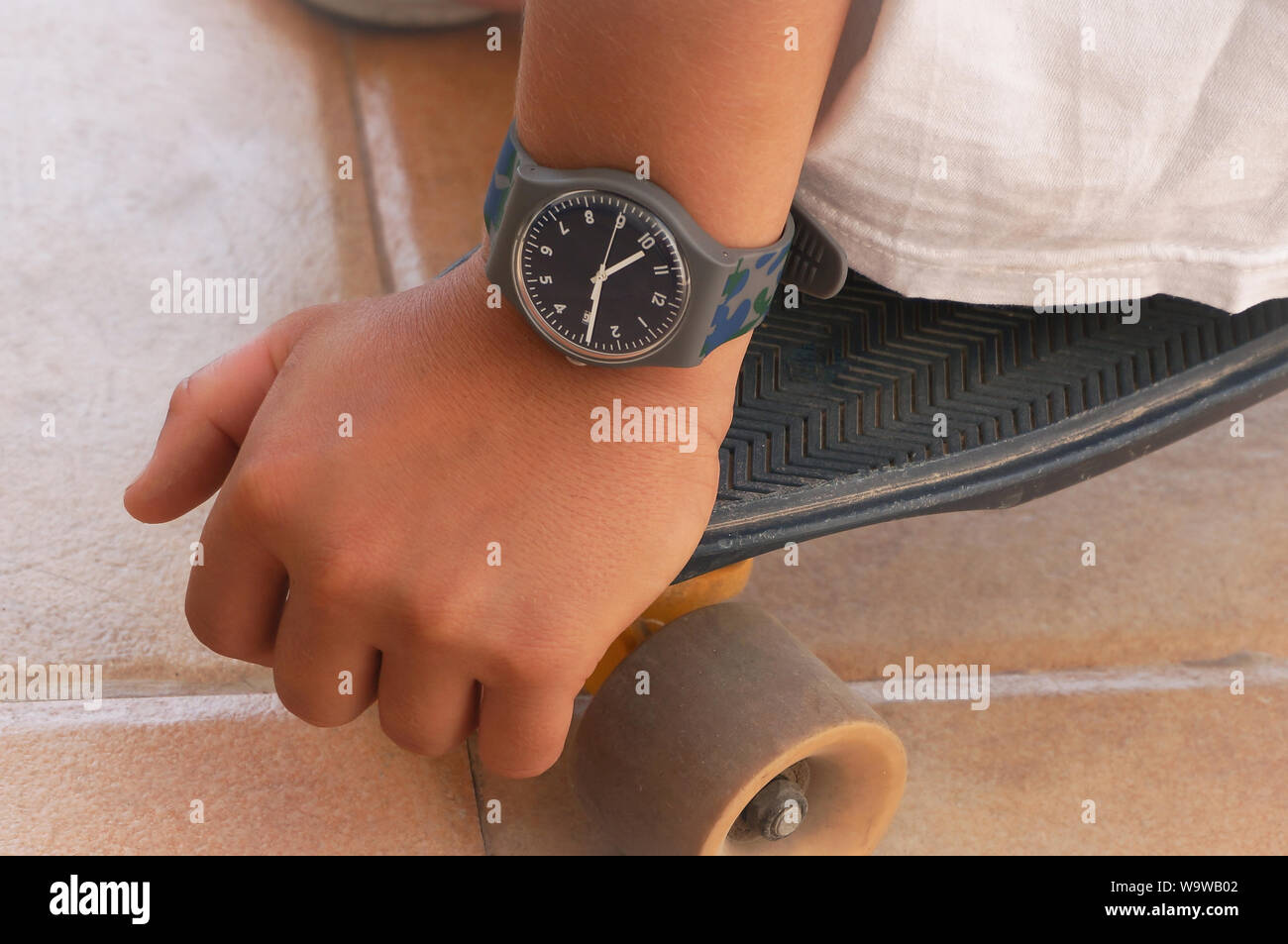 Alicante Espagne Ao t 2019 caoutchouc montre Swatch sur le