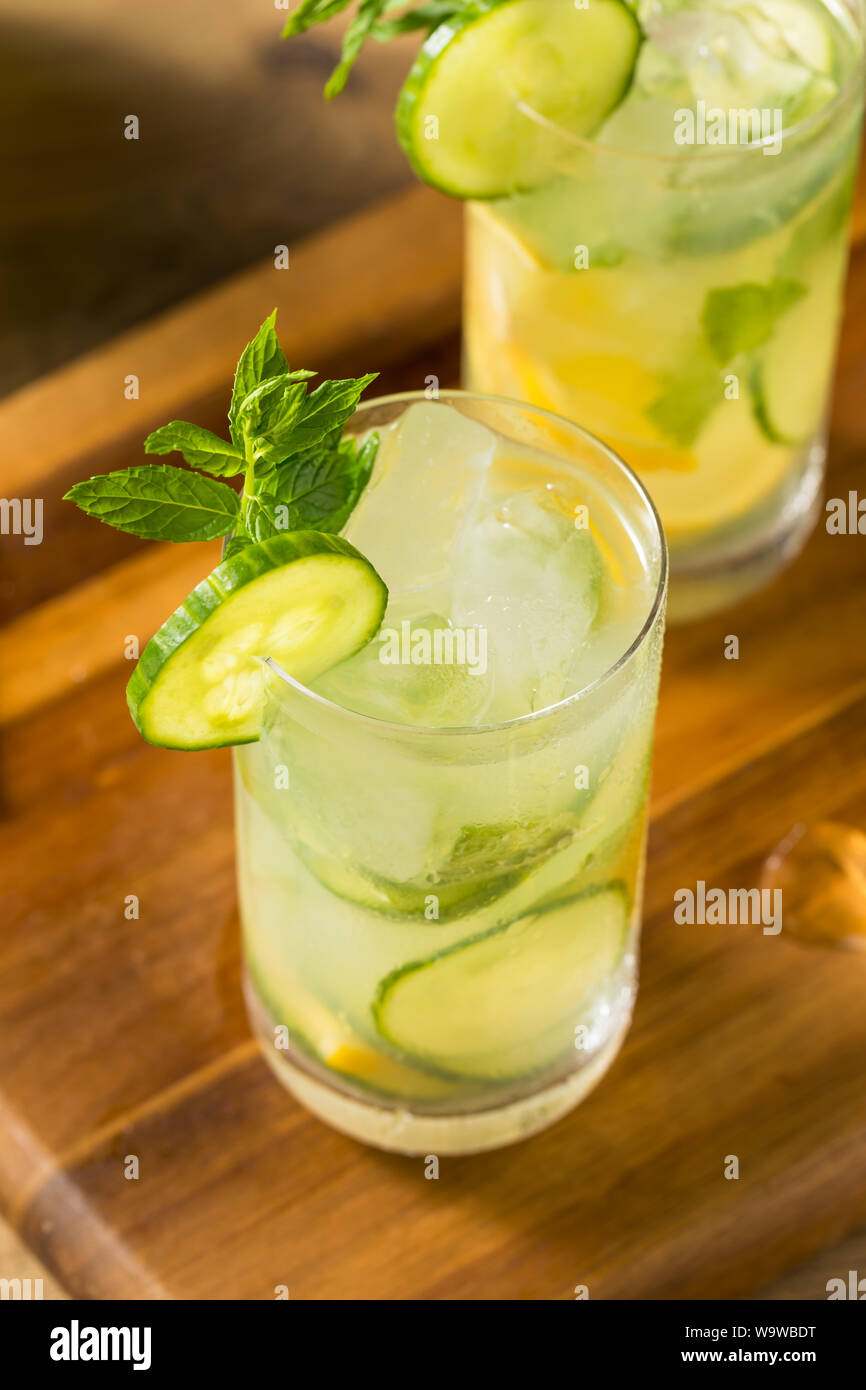 Le concombre fait maison dans un verre de limonade à la menthe Banque D'Images