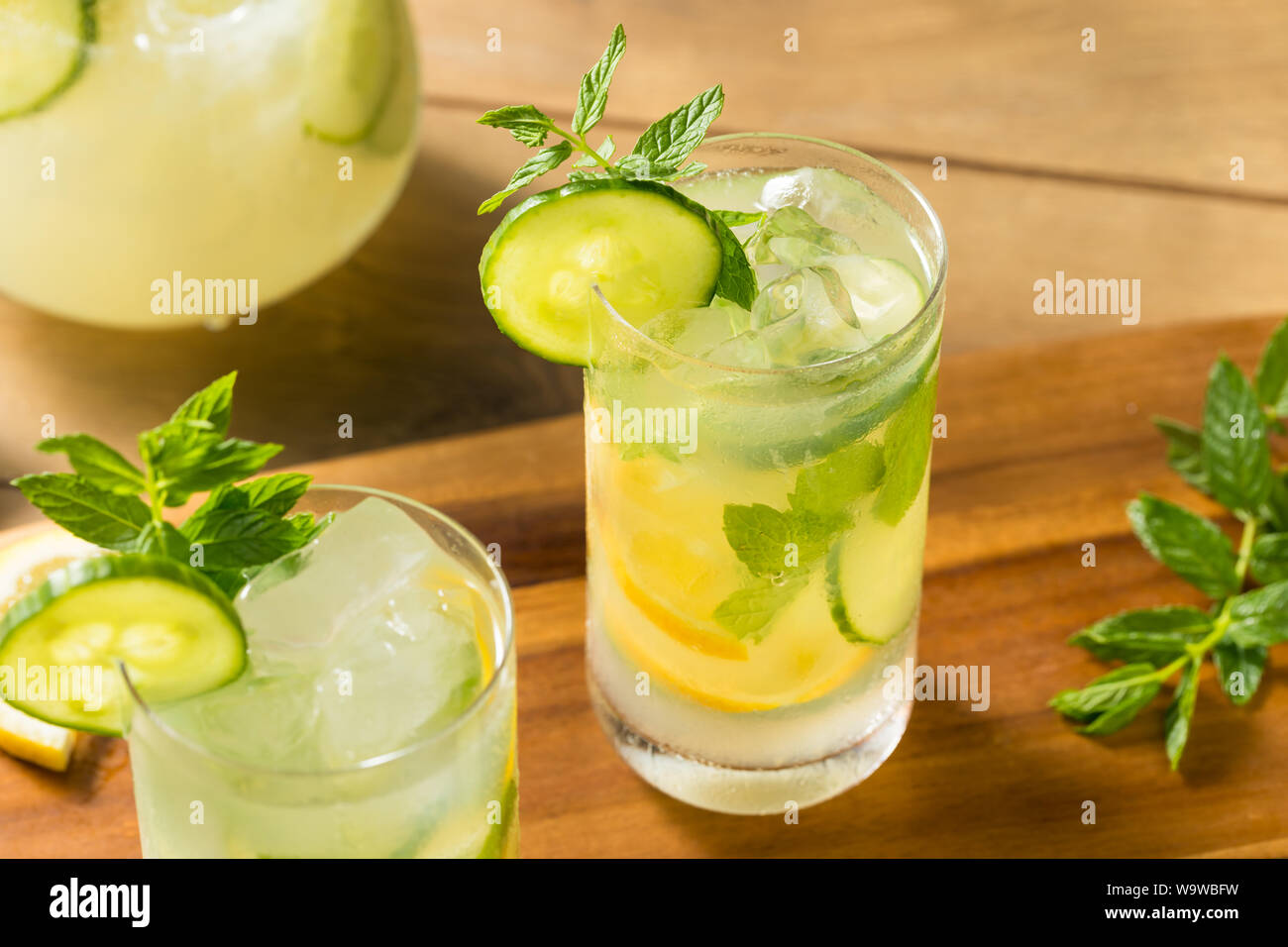 Le concombre fait maison dans un verre de limonade à la menthe Banque D'Images