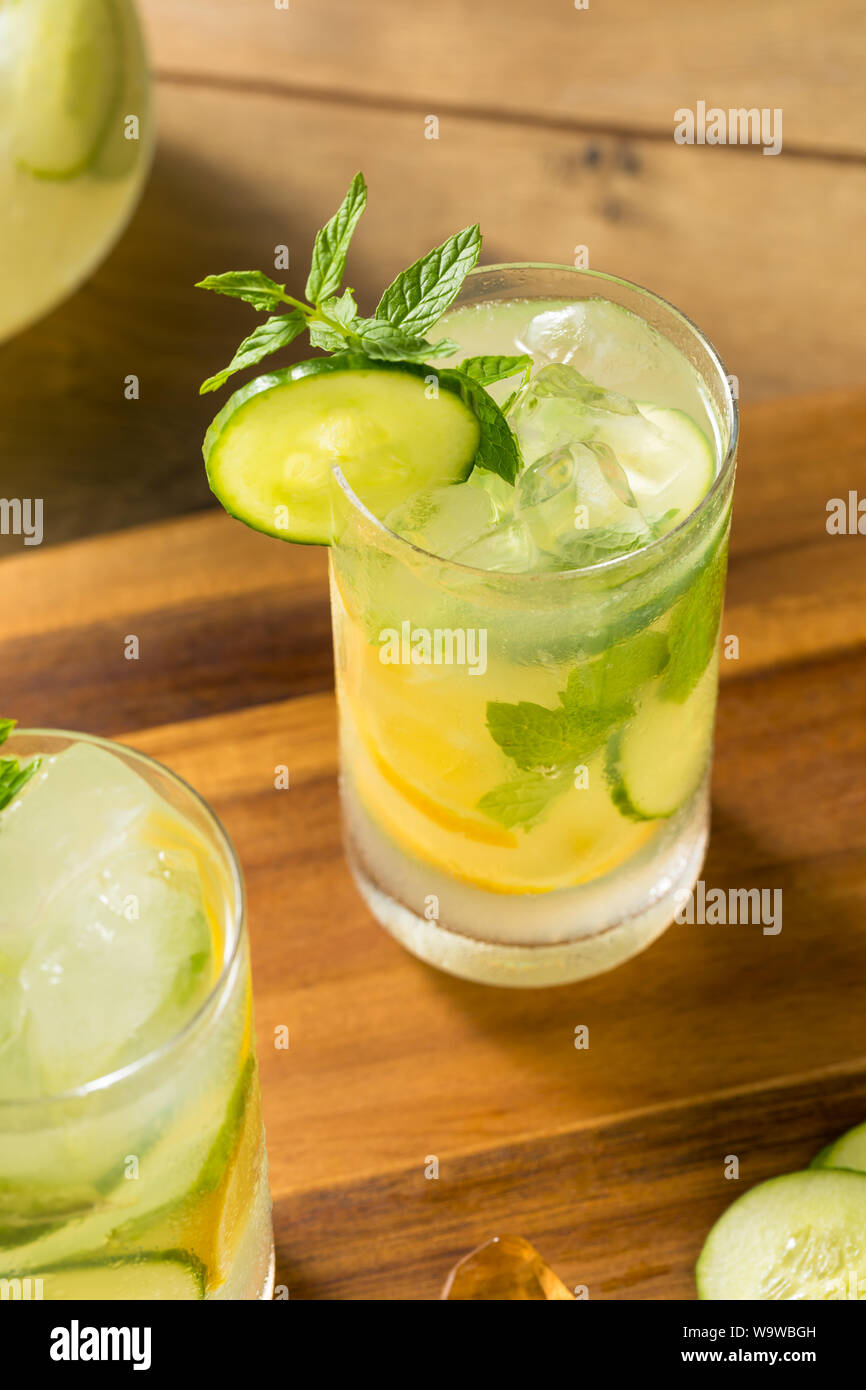 Le concombre fait maison dans un verre de limonade à la menthe Banque D'Images
