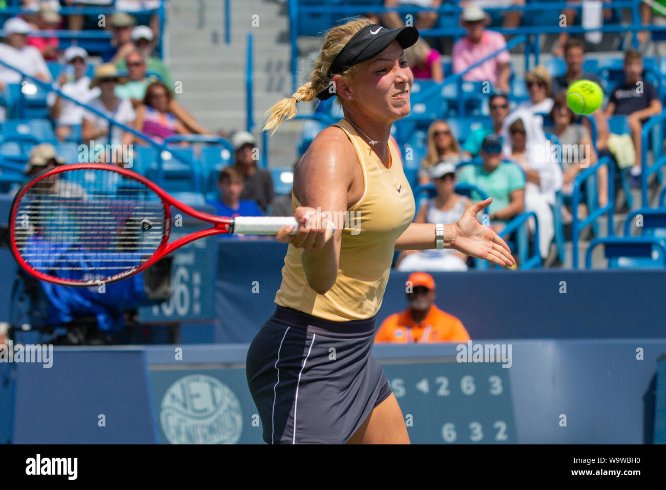 Mason, Ohio, USA. Août 15, 2019. Donna Vekic (CRO) frappe un coup droit tourné au cours de la ronde du jeudi l'Ouest et du Sud de s'ouvrir à la Lindner Family Tennis Center, Mason, Oh. Crédit : Scott Stuart/ZUMA/Alamy Fil Live News Banque D'Images