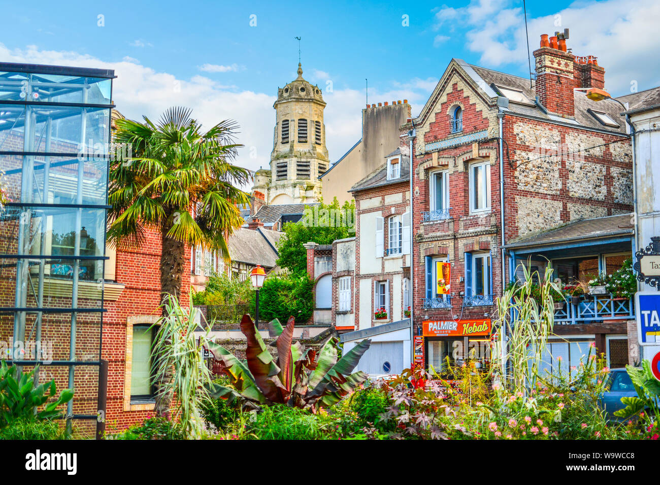 Le pittoresque centre-ville près du port et port de Honfleur France, un village de pêcheurs sur la côte de Normandie, France. Banque D'Images