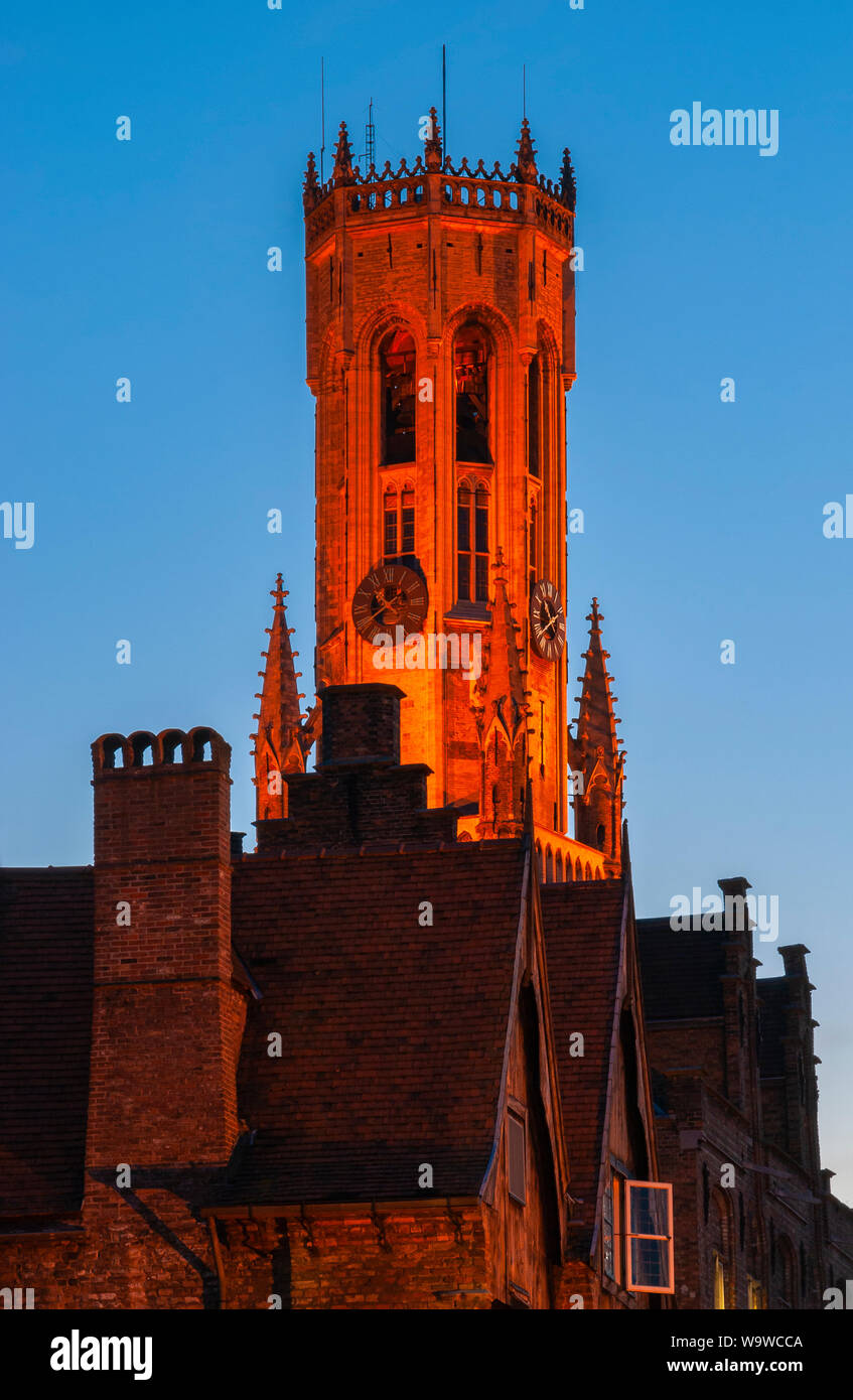 Close up du majestueux beffroi illuminé de Bruges (Brugge en Flamand), la nuit, l'architecture médiévale de style, Flandre occidentale, Belgique. Banque D'Images