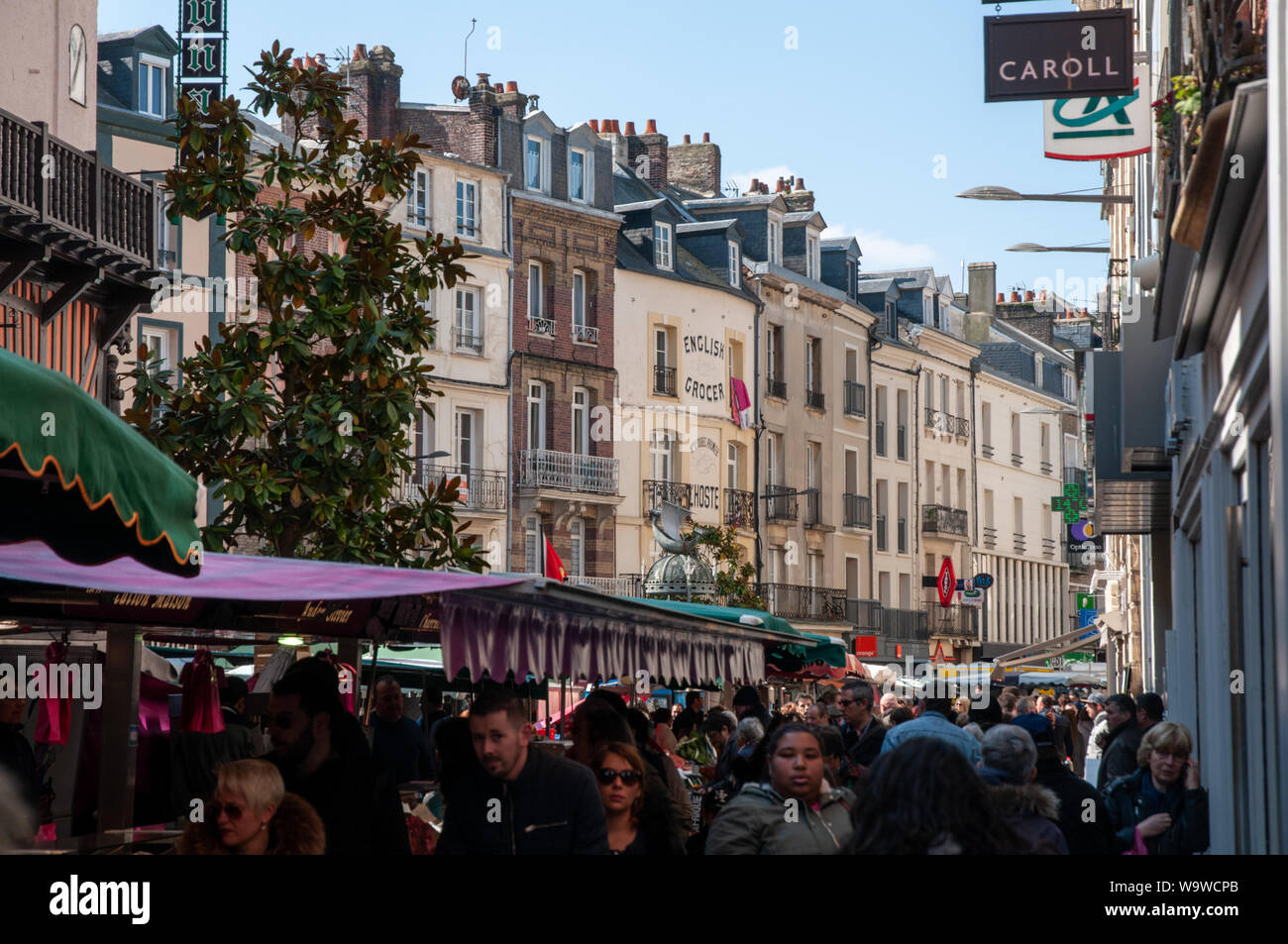 Une foule de personnes dans la rue dans la grande rue à l'encontre des maisons de ville typiques à Dieppe, France. Banque D'Images