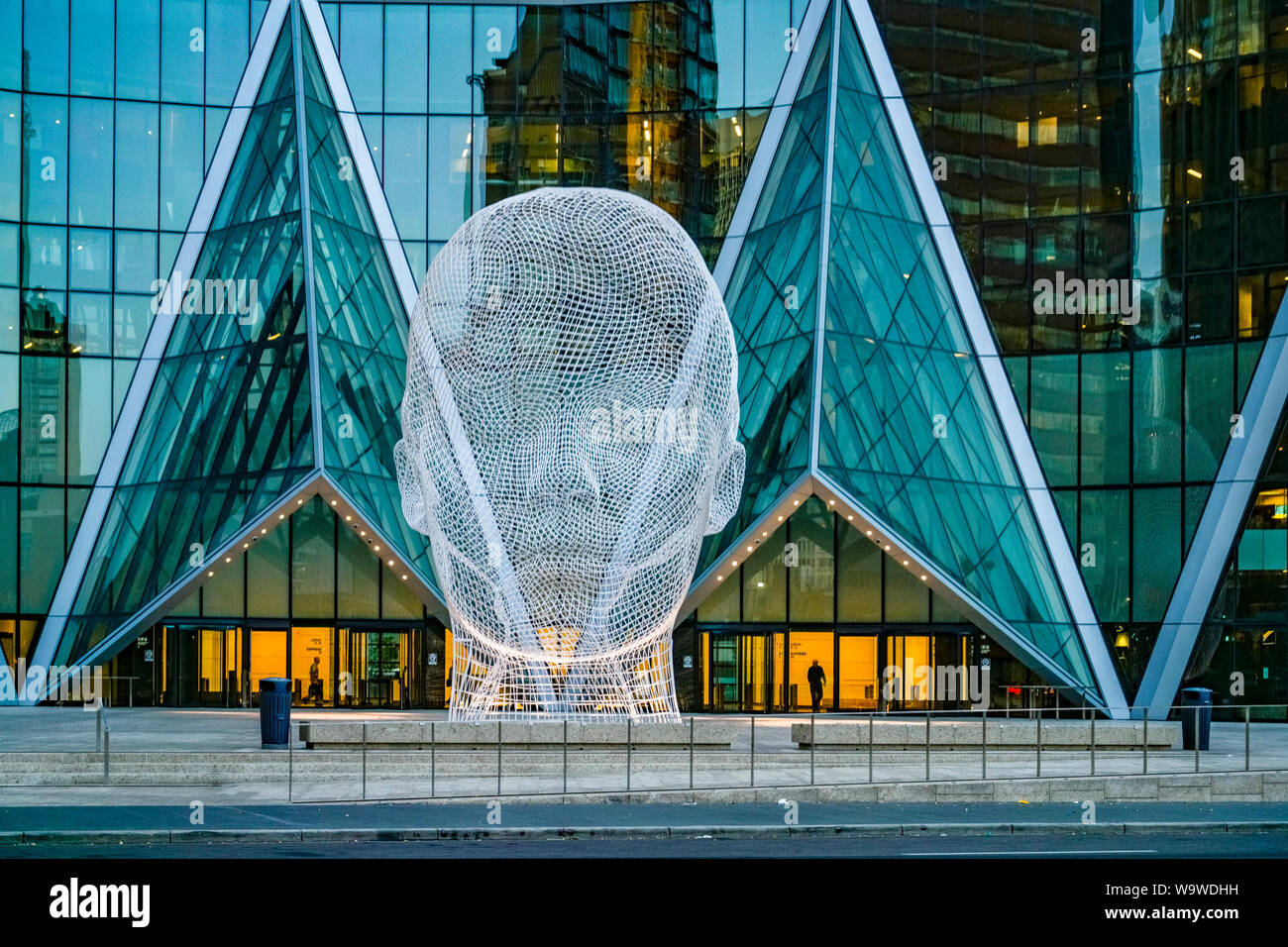 Wonderland sculpture de Jaume Plensa. Bow Tower, Calgary, Alberta, Canada Banque D'Images