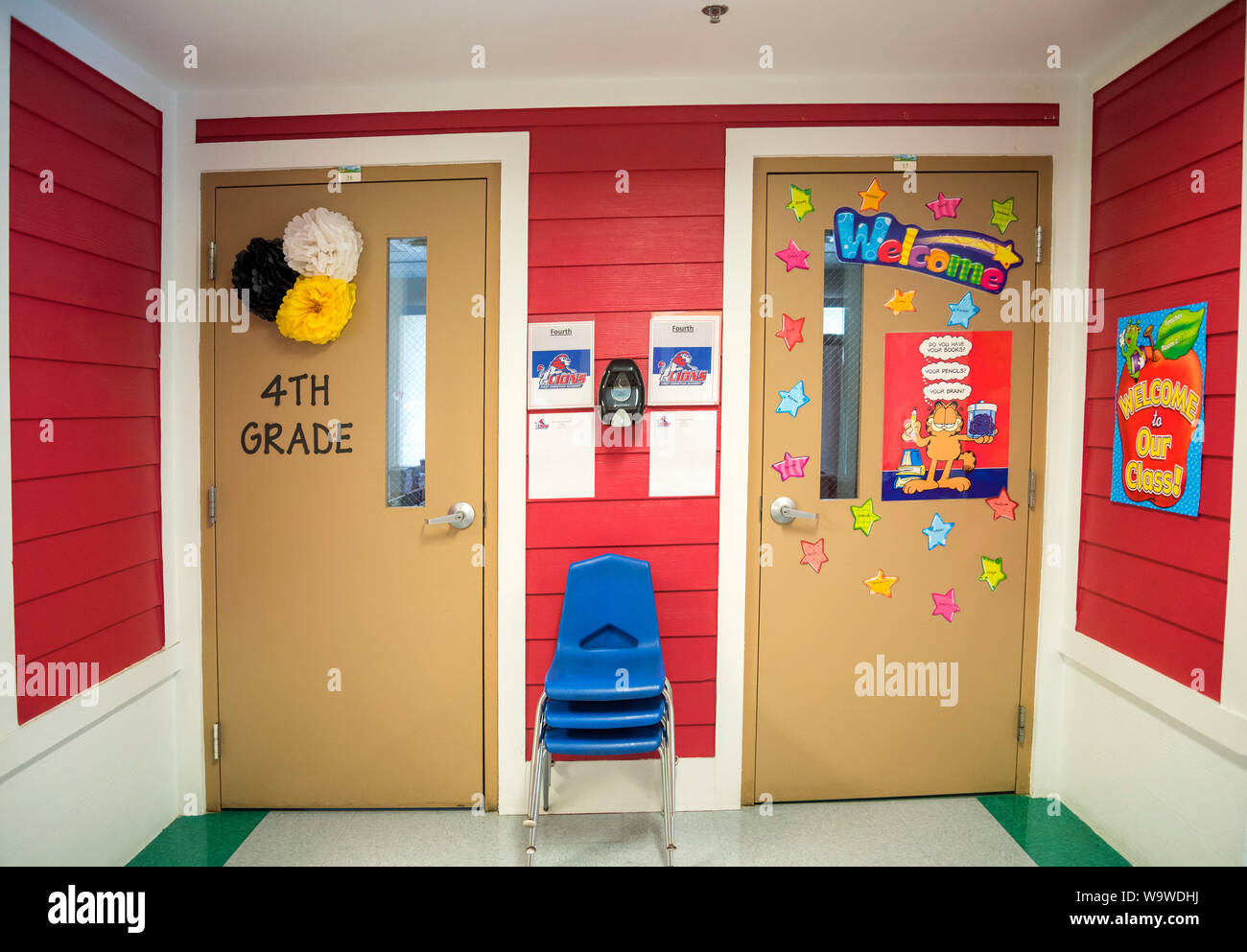 Salles de classe dans une école chrétienne privée accueillant les enfants de nouveau à l'école au début d'une nouvelle année scolaire. Banque D'Images