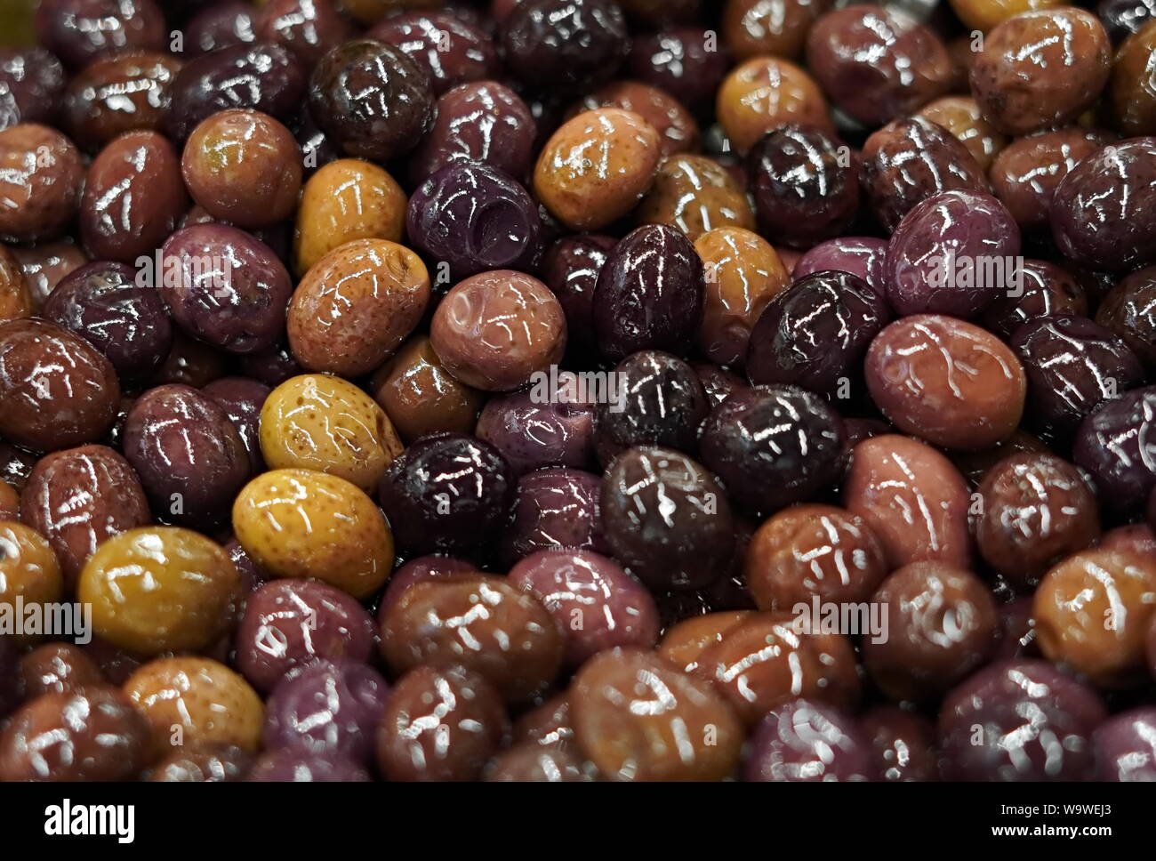 New York City, NY / USA - Le 28 juin 2019 : Olives en vrac à la vente à une épicerie locale Banque D'Images