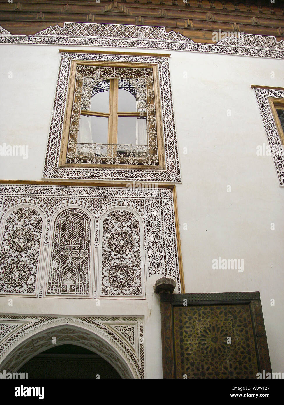 Marrakech, Maroc April 02,2010 : façade dans une cour d'une maison arabe traditionnelle Riad avec windows Banque D'Images