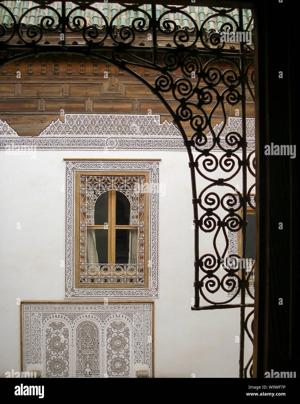 Marrakech, Maroc April 02,2010 : façade dans une cour d'une maison arabe traditionnelle Riad avec windows Banque D'Images