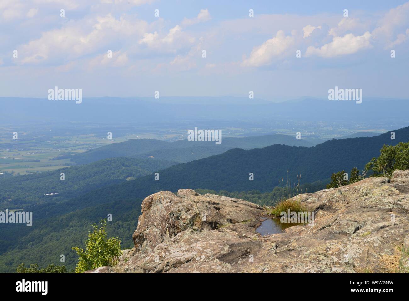 Vue sur la vallée de Shenandoah du Parc National Shenandoah en Virginie, USA Banque D'Images
