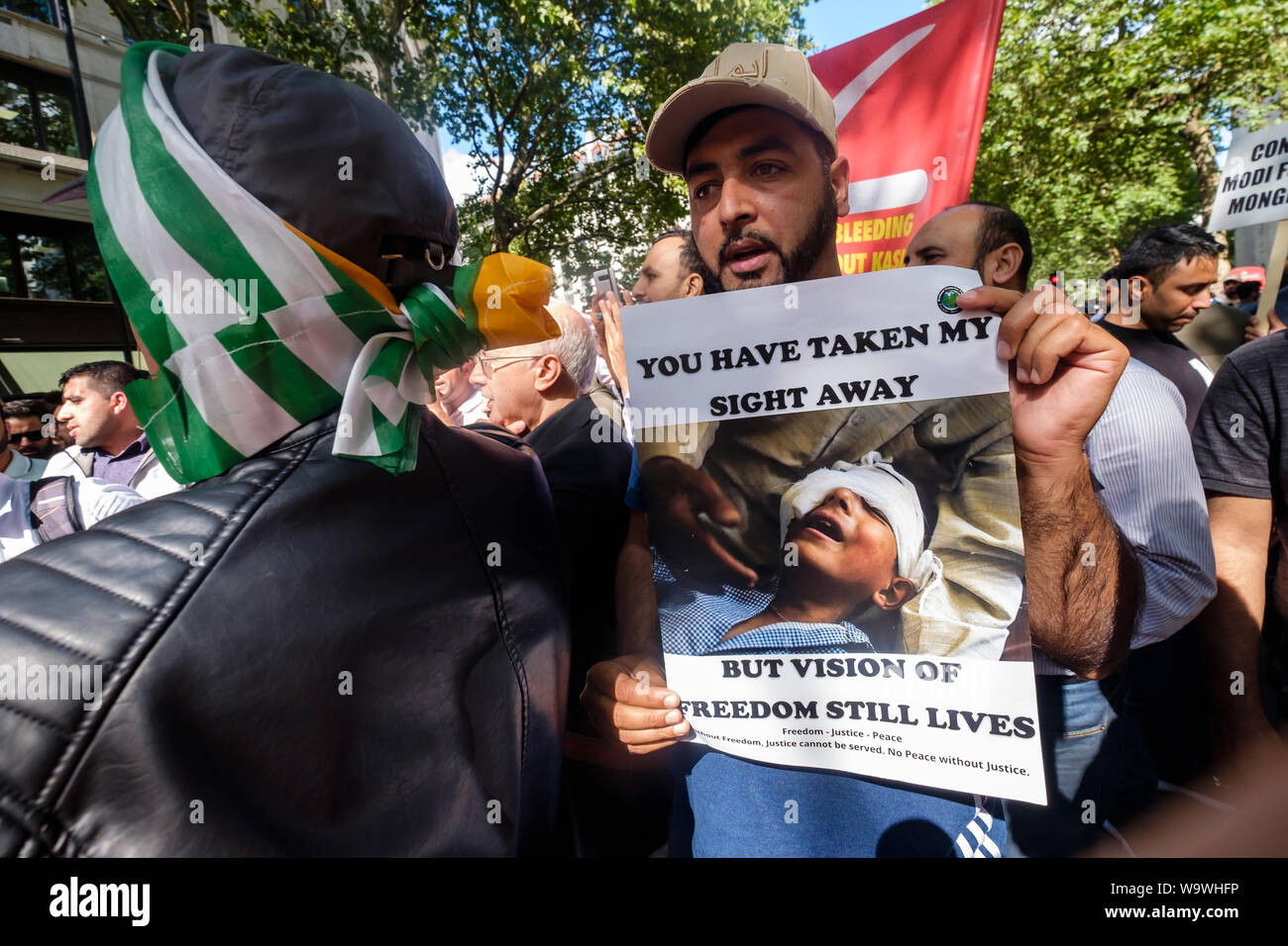 Londres, Royaume-Uni. 15 août 2019. Un homme est titulaire d'un poster de Cachemiris délibérément aveuglés par la police indienne à la manifestation devant la Haute Commission indienne, bloquant l'Aldwych sur l'indépendance de l'Inde jour contre les arrestations et les violations des droits de l'homme au Cachemire. Divers groupes sont venus à condamner le premier ministre Modi la révocation de l'article 370 de la Constitution indienne et l'appel à la liberté pour le Cachemire, qui a été occupée pendant de nombreuses années par plus de 700 000 soldats indiens. Ils veulent que les droits de la population du Cachemire respectés et mis en œuvre DES RÉSOLUTIONS DES NATIONS UNIES. Peter Marshall/Alamy Live News Banque D'Images