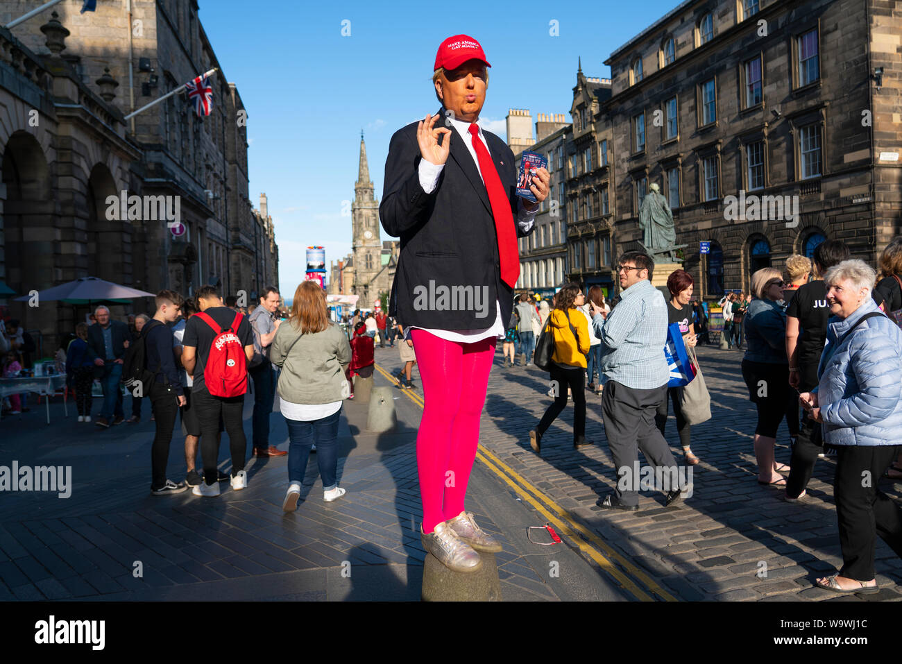 Edinburgh, Ecosse, Royaume-Uni. 15 août 2019. Temps chaud et ensoleillé à Édimbourg a attiré des milliers de touristes sur le Royal Mile pour profiter des nombreux acteurs et artistes de rue faisant la promotion de leur montre pendant le Edinburgh Festival Fringe. Donald Trump fait une apparition la promotion du faux plat show Trump. Iain Masterton/Alamy Live News Banque D'Images