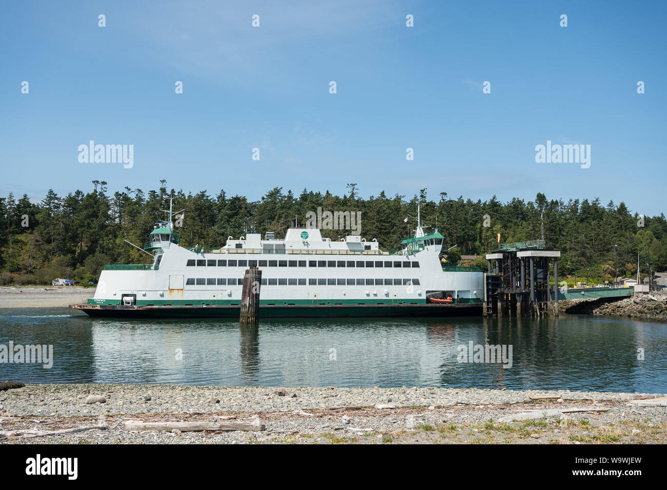 La Washington State Ferry Kennewick quitte le quai de Coupeville, en route vers Port Townsend. Whidbey Island et la péninsule Olympique. Washingto Banque D'Images