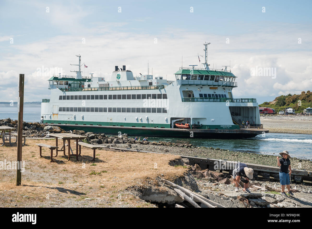 La Washington State Ferry Kennewick quitte le quai de Coupeville, en route vers Port Townsend. Whidbey Island et la péninsule Olympique. Washingto Banque D'Images