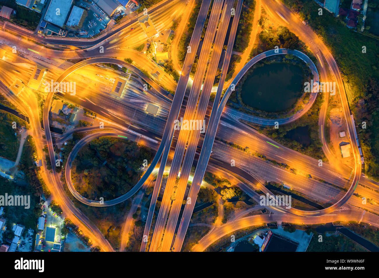 Vue aérienne au-dessus de l'autoroute achalandée carrefours routiers à jour. L'intersection de la route de l'Est du passage supérieur de l'autoroute périphérique extérieur de Bangkok. Banque D'Images Vue aérienne au-dessus de l'autoroute achalandée carrefours routiers à jour. L'intersection de la route de l'Est du passage supérieur de l'autoroute périphérique extérieur de Bangkok. Banque D'Images