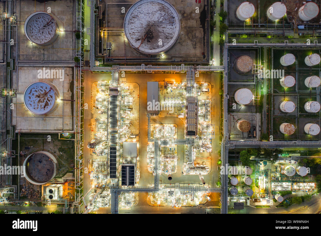 Vue aérienne de l'industrie pétrolière et gazière - raffinerie au crépuscule Banque D'Images