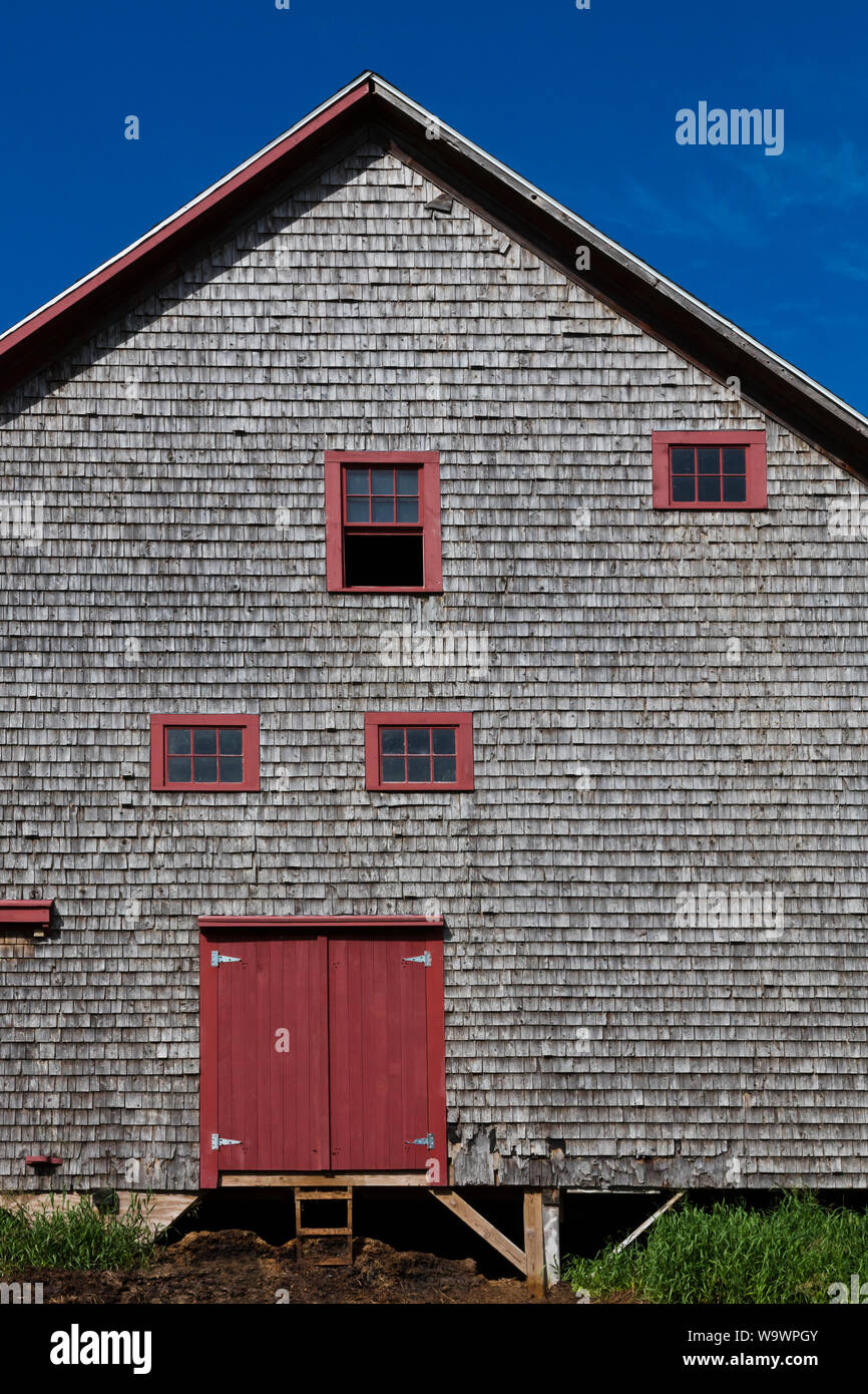 Une grange sur une ferme de la Nouvelle Angleterre - BLUE HILL, MAINE Banque D'Images