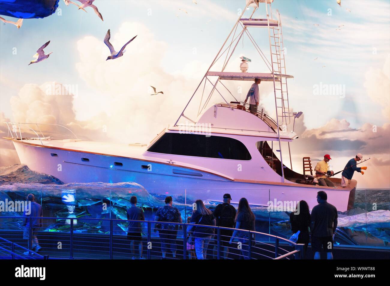 Les personnes à la recherche d'une grande scène de pêche affichée à Johnny Morris' Merveilles du Musée National de la faune et de l'Aquarium à Springfield, MO, USA. Banque D'Images