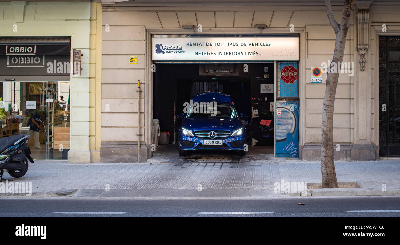 Barcelone, Espagne - Nov 14, 2017 : Mercedes-Benz bleu limousine de luxe à l'accueil lavage de voiture - immeuble résidentiel Banque D'Images