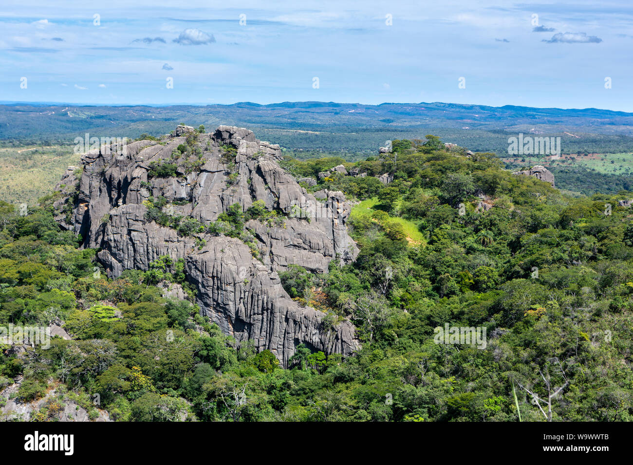 Belle vue aérienne de Serra do l'OPIC dans le Minas Gerais avec les forêts et les montagnes de roche journée ensoleillée avec ciel bleu. Paysage du Brésil C Banque D'Images