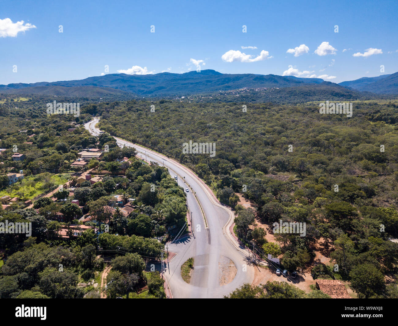 Belle vue aérienne de Serra do l'OPIC dans le Minas Gerais avec forêts, rivières et montagnes, maisons et hôtels en journée ensoleillée avec ciel bleu. Brésil Banque D'Images