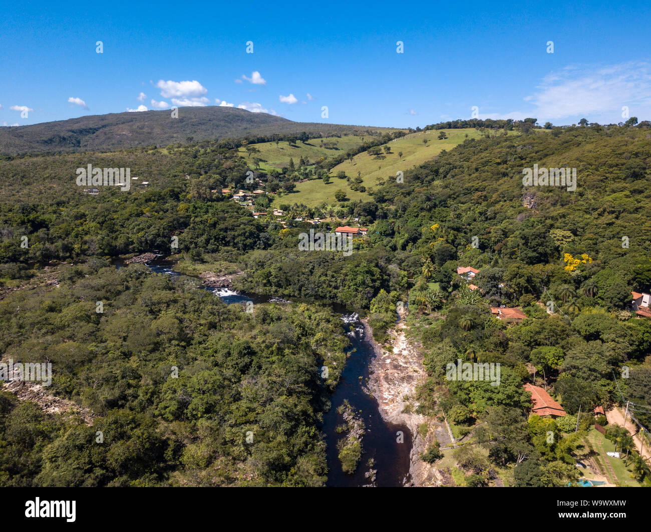 Belle vue aérienne de Serra do l'OPIC dans le Minas Gerais avec forêts, rivières et montagnes, maisons et hôtels en journée ensoleillée avec ciel bleu. Brésil Banque D'Images