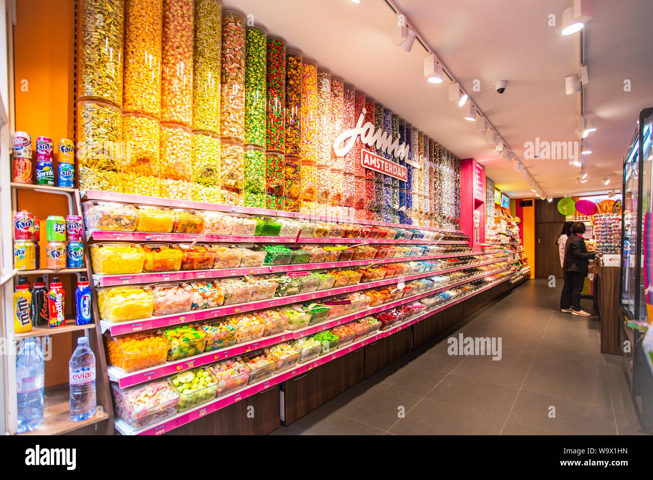 AMSTERDAM, Pays-Bas - 31 août 2018 : vue à l'intérieur de Jamin magasin de bonbons  bonbons colorés avec l'affichage Photo Stock - Alamy