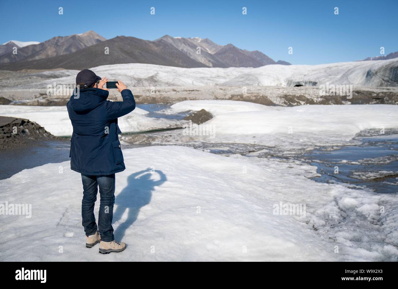 Pond Inlet, Canada. Août 15, 2019. Le ministre fédéral des affaires étrangères, Heiko Maas (SPD) visites un glacier près de Pond Inlet, dans l'Arctique canadien. Le petit village Inuit avec seulement 1 300 habitants vont faire face aux conséquences du changement climatique, qui n'est nulle part plus visible que dans l'Arctique. Credit : Kay Nietfeld/dpa/Alamy Live News Banque D'Images