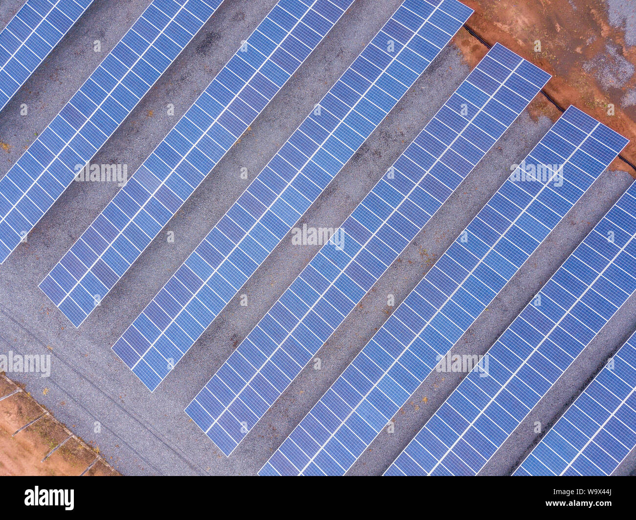 Vue aérienne de l'usine de panneaux solaires à l'aide de l'énergie propre et renouvelable. Drone abattu dans l'état de Mato Grosso, Brésil. Concept de l'environnement, zéro voiture Banque D'Images
