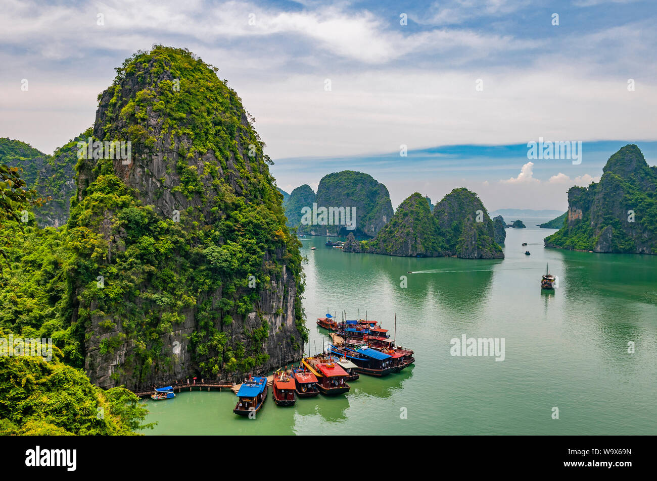 Vue aérienne du paysage majestueux avec des formations de roche karstique géologique dans la baie d'Halong avec croisière, au nord Vietnam, Asie. Banque D'Images