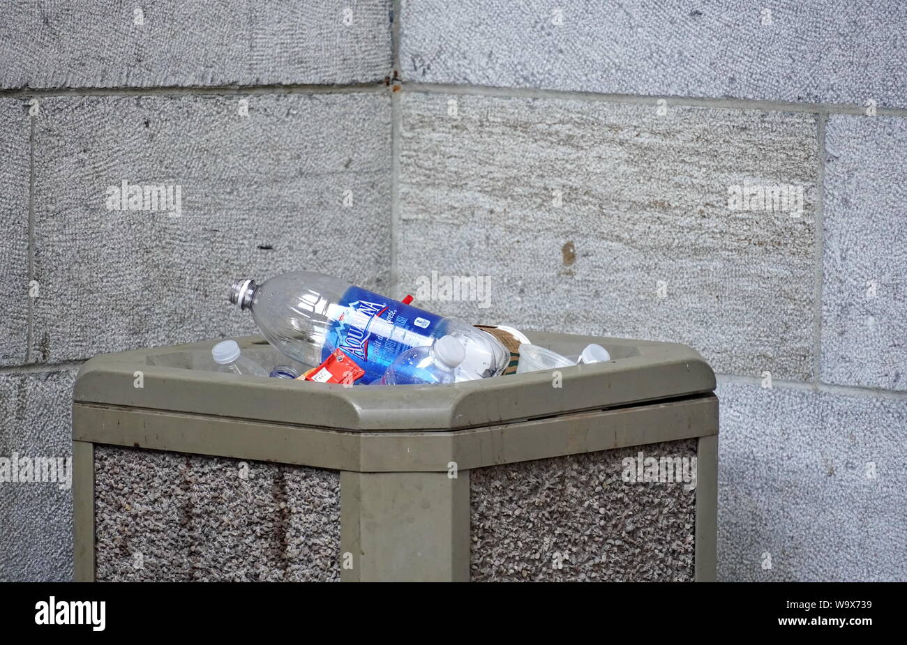 Montréal, Québec / Canada - Juillet 25, 2019 : de l'eau recyclable bouteille dans une poubelle au lieu d'un bac de recyclage Banque D'Images
