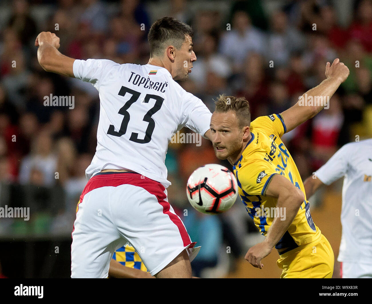 Vilnius, Lituanie. Août 15, 2019. Dan Glazer (R) de Maccabi Tel-Aviv rivalise avec Mihret Topcagic de Suduva durant la deuxième partie de l'UEFA Europa League match troisième tour de qualification entre Suduva de Lituanie et Maccabi Tel-Aviv d'Isreal à Marijampole, Lithuanie, 15 août 2019. Alfredas Crédit : Pliadis/Xinhua/Alamy Live News Banque D'Images