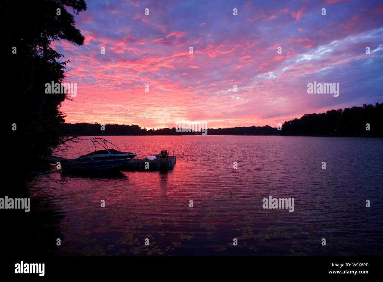 Coucher de soleil sur le lac en McKellar, de l'Ontario. Beau ciel rouge Banque D'Images