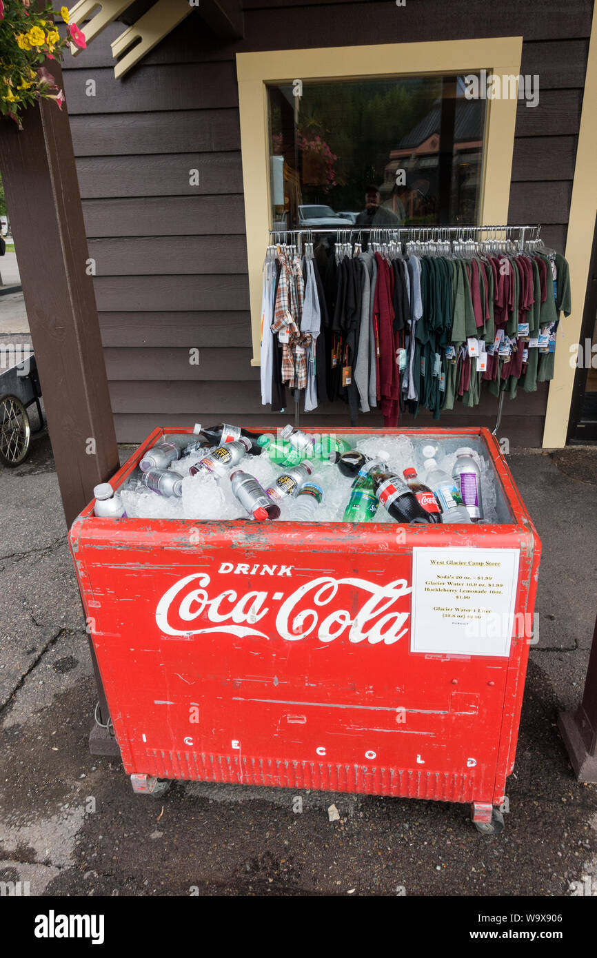 Rouge, vintage Coca Cola à l'extérieur froid / réfrigérateur holding sodas à l'avant du magasin Banque D'Images