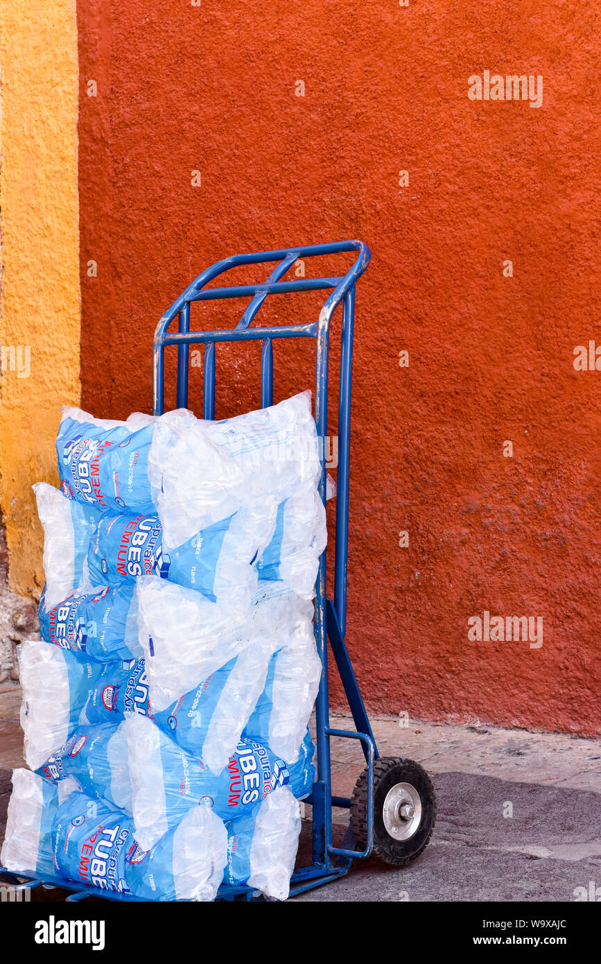 Sacs avec des cubes de glace, San Miguel, Mexique Banque D'Images