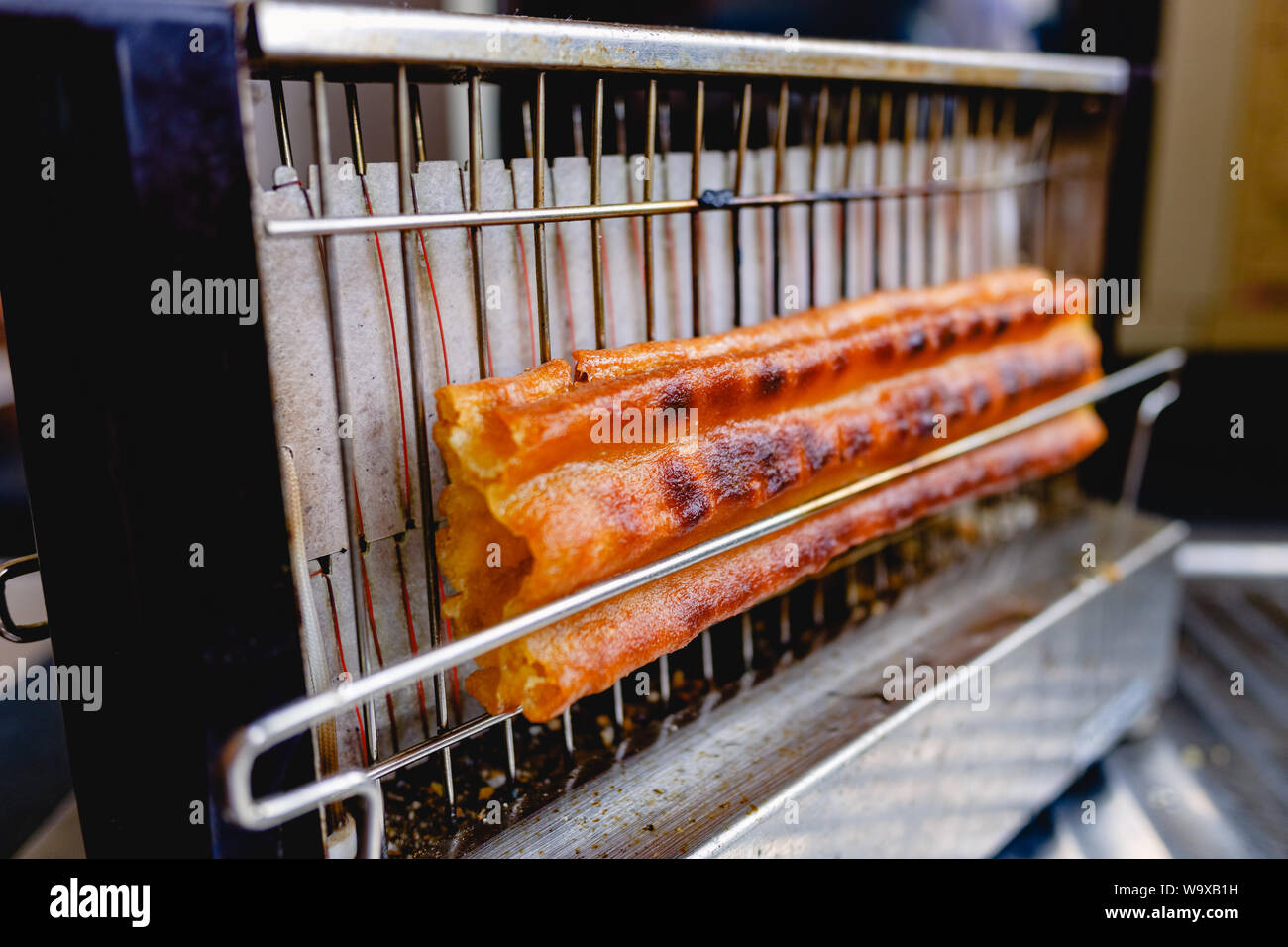 Un grille-pain précuit frie un churro espagnol Photo Stock - Alamy