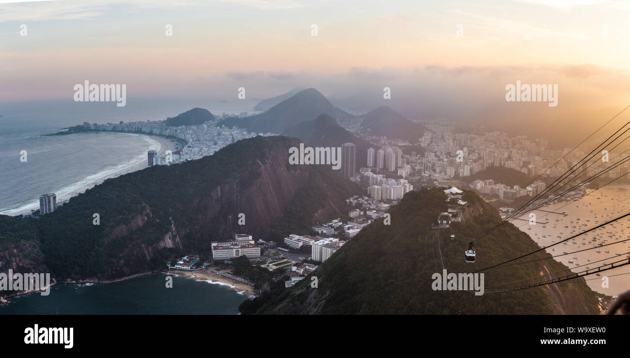 Vue panoramique à partir de pain de sucre de Rio de Janeiro au coucher du soleil ; la plage de Copacabana, Ipanema, Flamengo Beach toutes visibles : le Brésil Voyage Banque D'Images