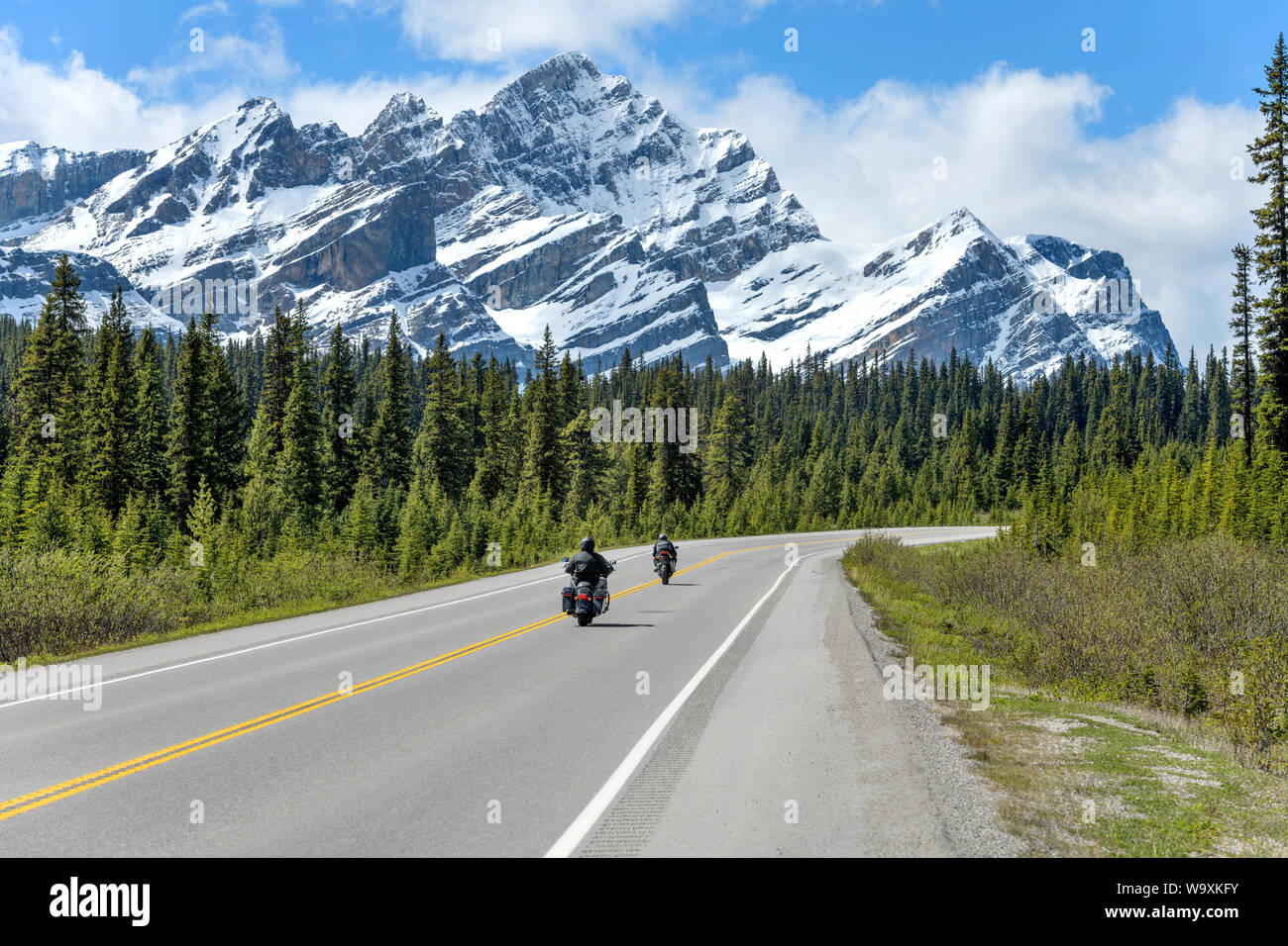 Équitation sur Promenade des Glaciers - deux motocyclistes bénéficiant scenic tour sur la promenade des Glaciers avec Mt. Patterson s'élevant à l'avant, le parc national Banff. Banque D'Images