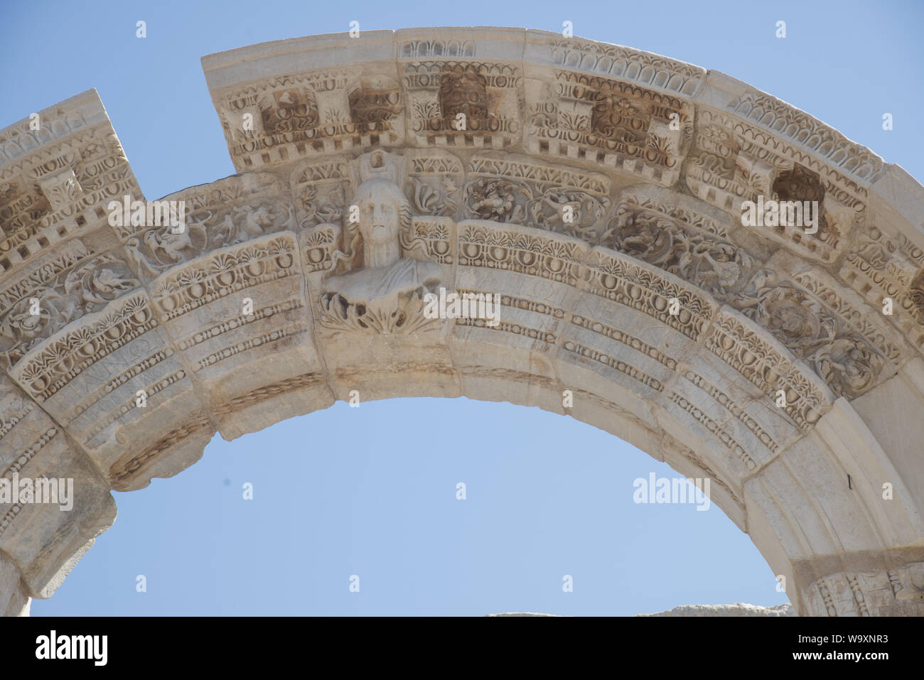 Temple d'Hadrien la Turquie dans la ville antique d'Ephèse arch linteau sculpté est la mythologie grecque sur le banshee comme méduse Banque D'Images